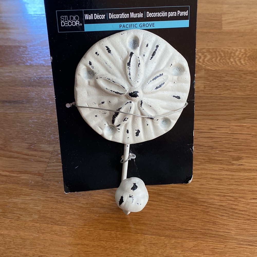 NWOT WALL HOOK - sand dollar design - Picture 2 of 3